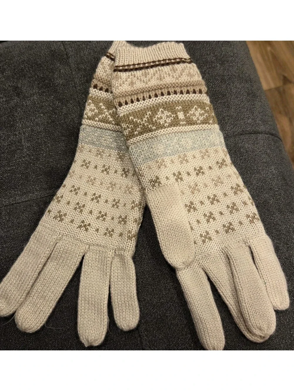 Faded Glory Ladies Beige Knit Gloves One Size.  New WO Tag Excellent Condition